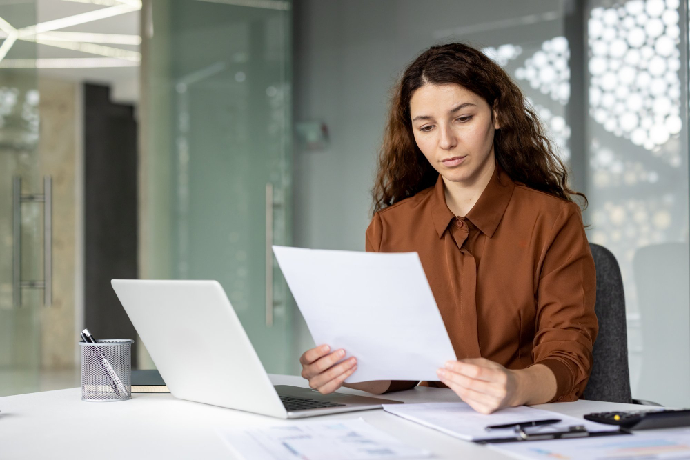 Expert-comptable examinant une facture au bureau